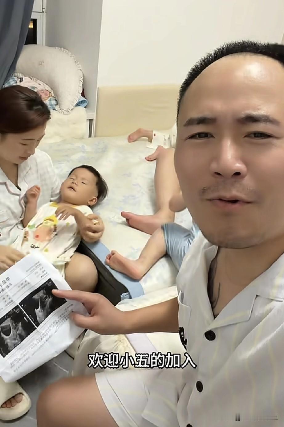 跟一个做育儿博主的朋友聊天，她说小韩带四个娃又宣布生5胎了，不是因为喜欢孩子