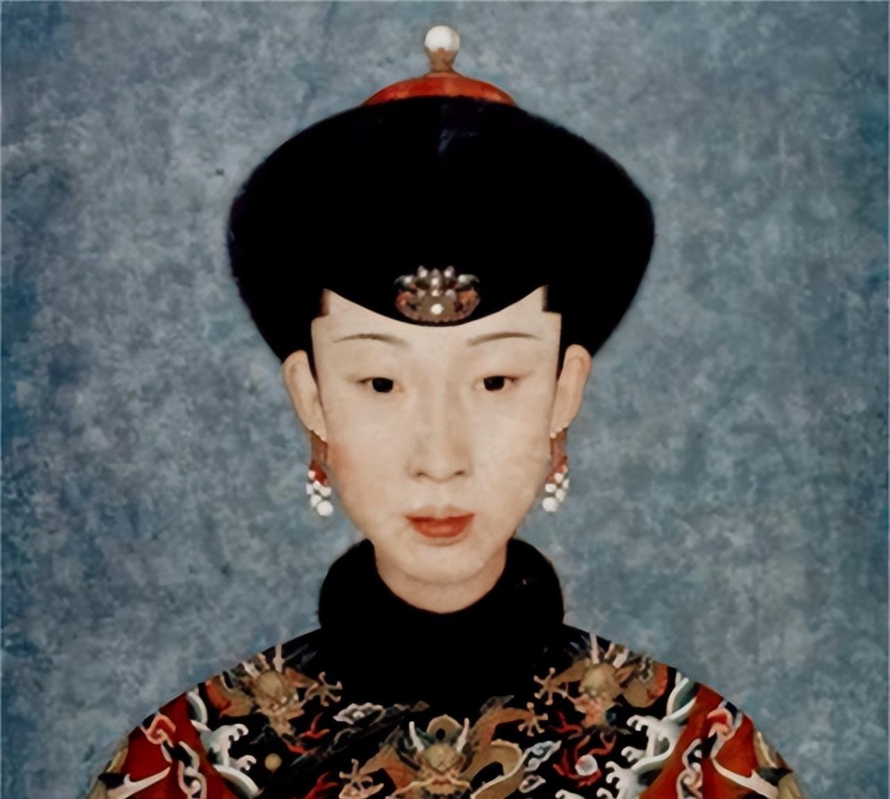 1766年，令妃才刚生完孩子，乾隆就想要宠幸她，令妃无奈只能强撑着侍寝。后宫