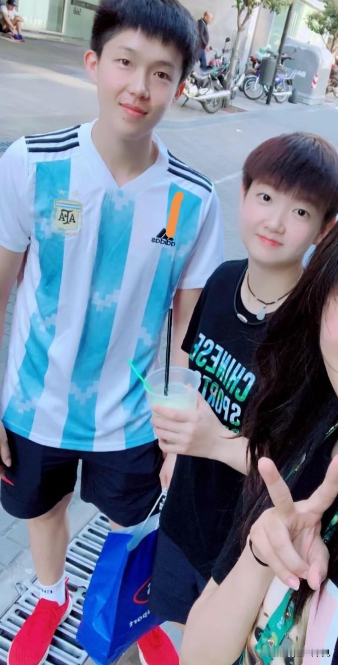 那个18岁的夏天和自己的好队友好搭档在千里之外的异国他乡打比赛，闲暇时一起看球