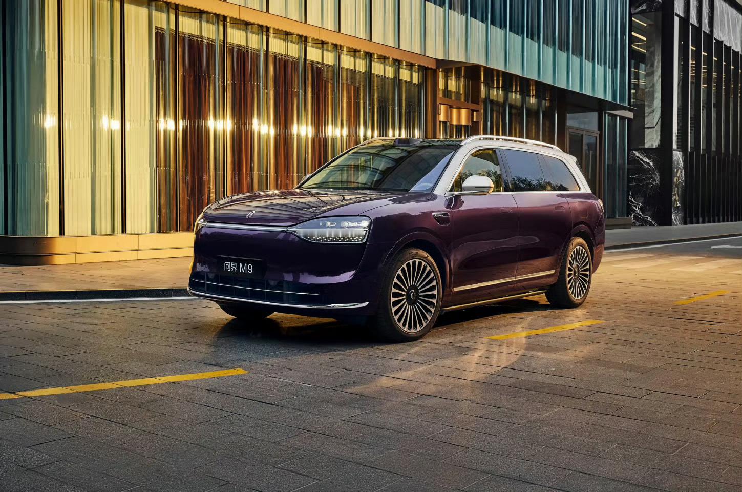 问界M9的高端质感真的开过就懂。辅助驾驶太让人安心，复杂路况都能稳稳应对，极端天