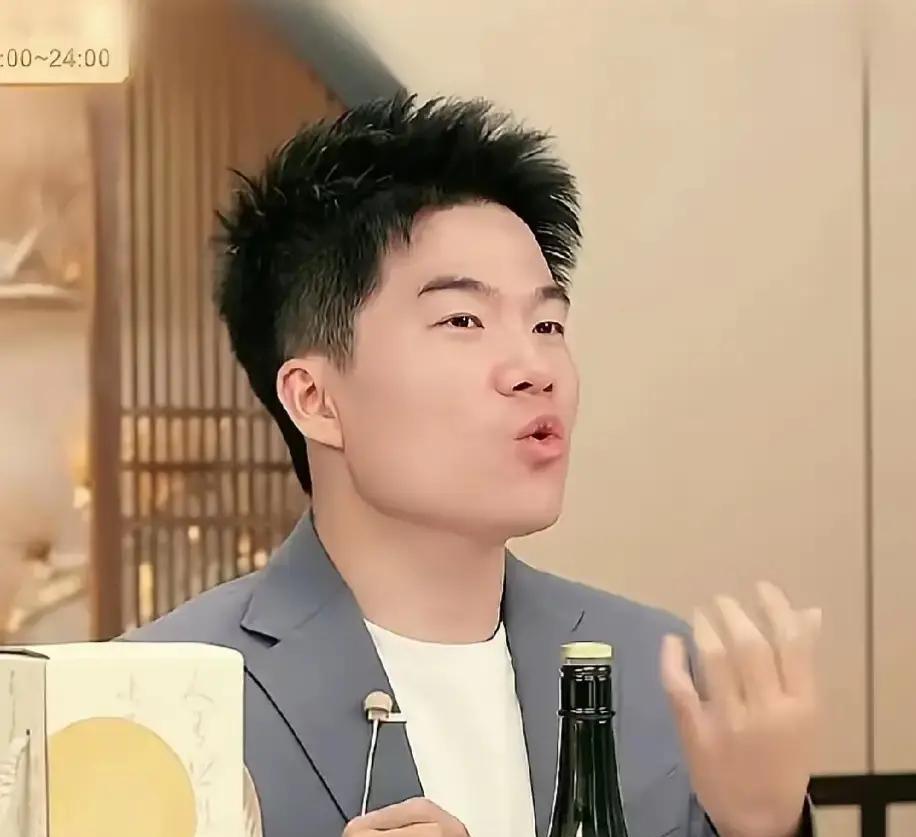 董宇辉被亲妈一句“豪猪发型”送上热搜！这亲妈吐槽，比任何公关稿都狠，也比任何广