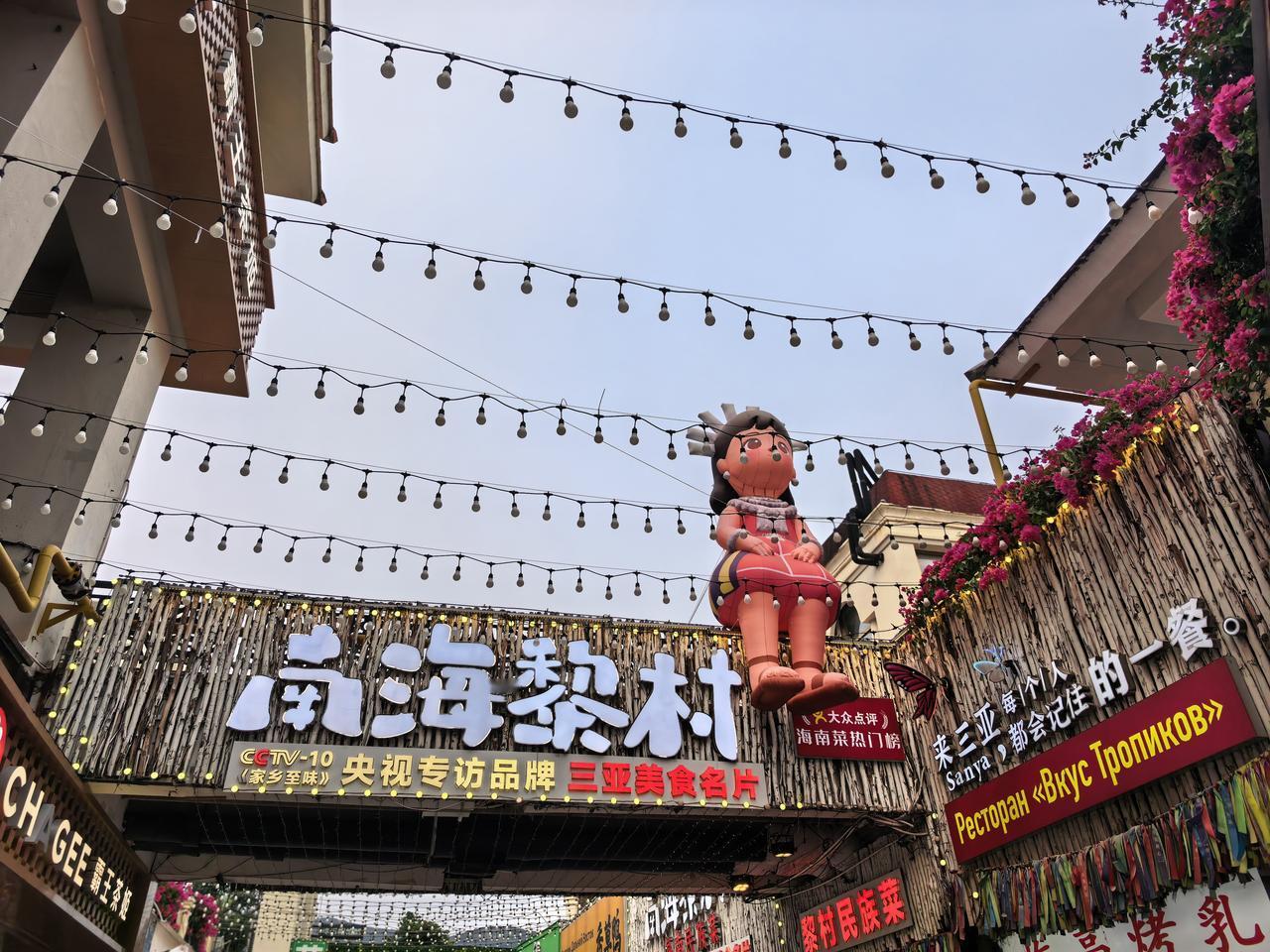 为何三亚现在旅游的几乎都是俄罗斯人？走在三亚亚龙湾海边，我会不自觉的认为自己才是