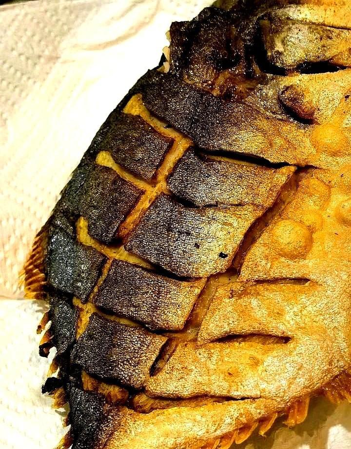 六块一斤的罗非鱼，没人要，鱼塘里堆成山。钓客一甩，它落水；餐厅一闻，它下架；