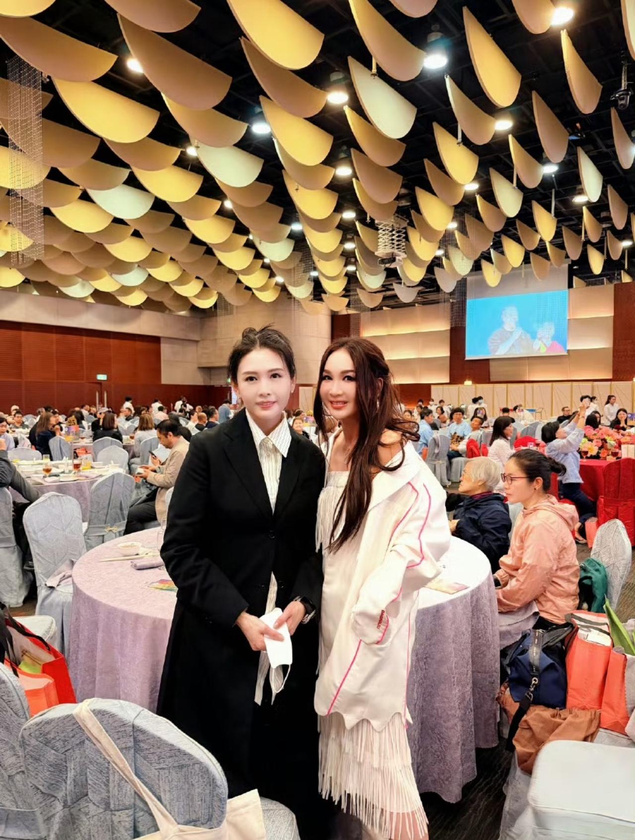 邱淑贞与温碧霞一同参加曾志伟的生日宴，两人一个57岁，一个59岁，保养功力都相当