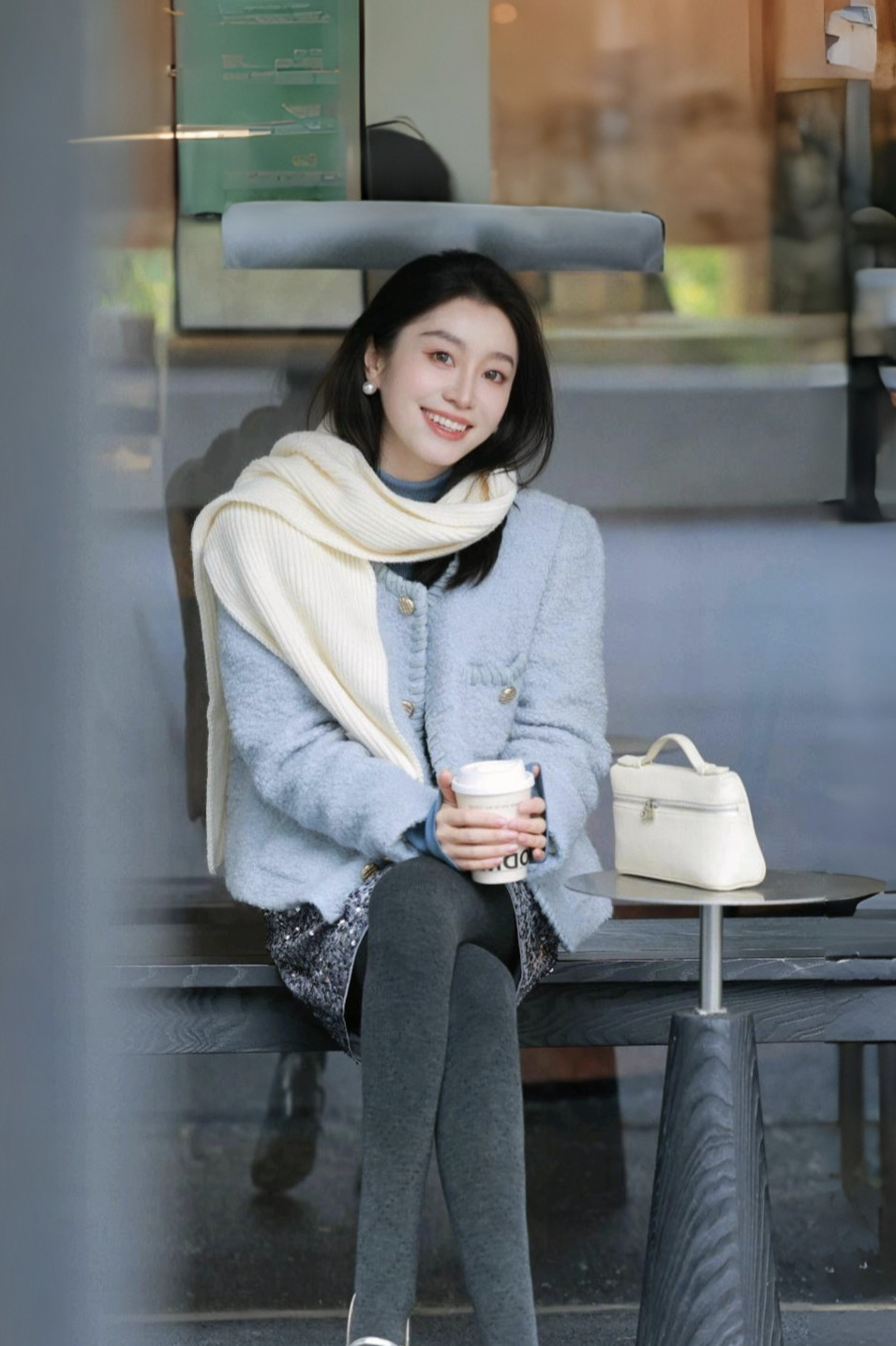 你觉得秋冬穿搭怎样显气质短款大衣配厚黑加素色围巾气质不就上来了