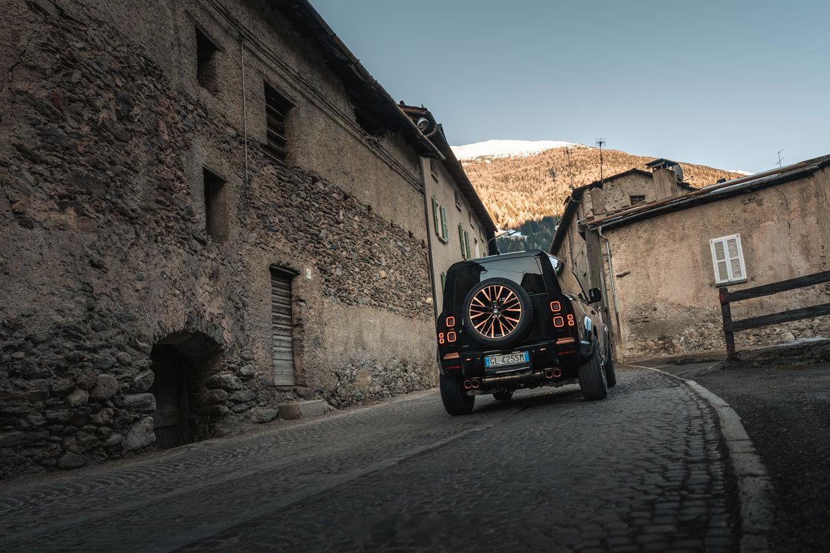 路虎卫士改装案例意大利高端汽车改装和碳纤维装饰公司Aznom打造的路虎卫士，大