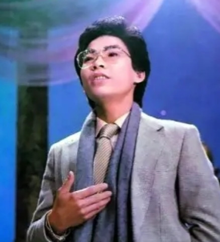 在1980年的时候，张明敏发行的一首歌曲《我的中国心》，没想到这首歌曲一出，受到