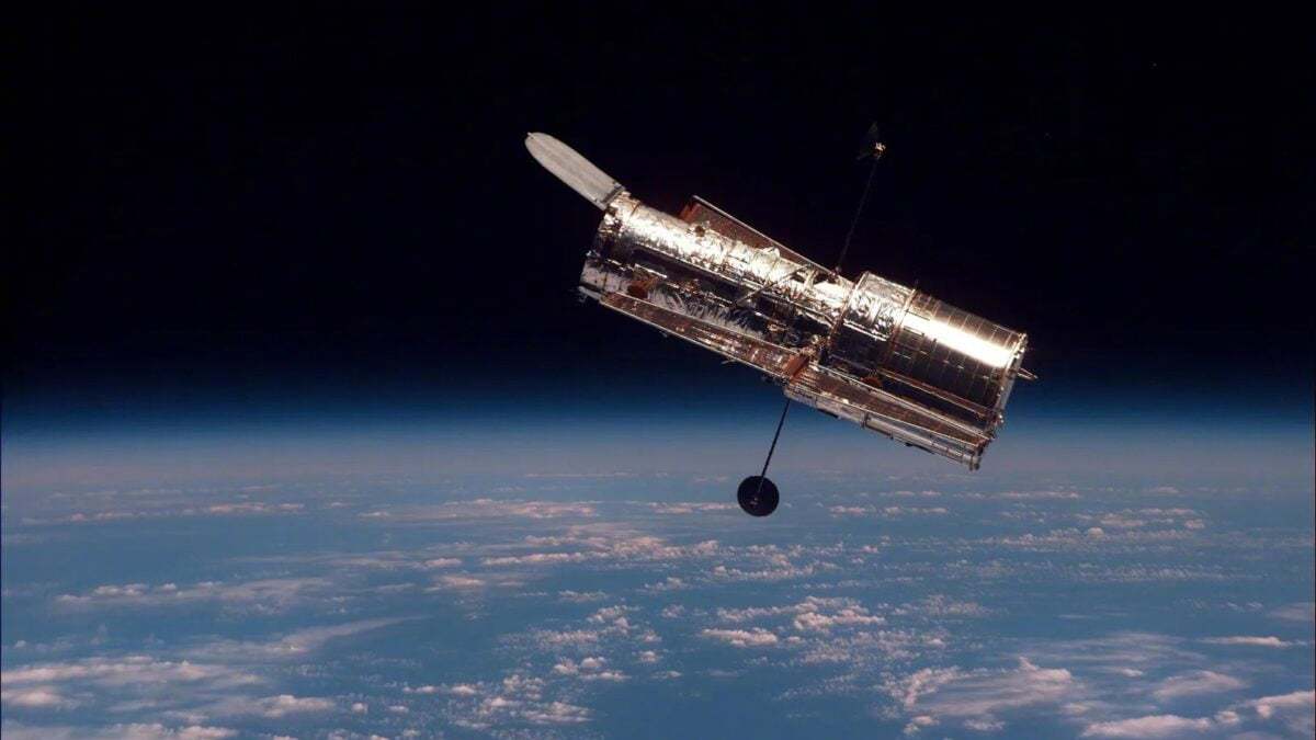 哈勃太空望远镜正在往下掉。不是突然坠毁那种掉，是每年矮一点、再矮一点。1990年