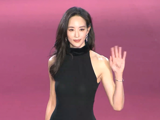 张钧甯好长一条人好美一张脸谁懂啊！姐姐的腿从屏幕这头快伸到那头了，配上那张又纯