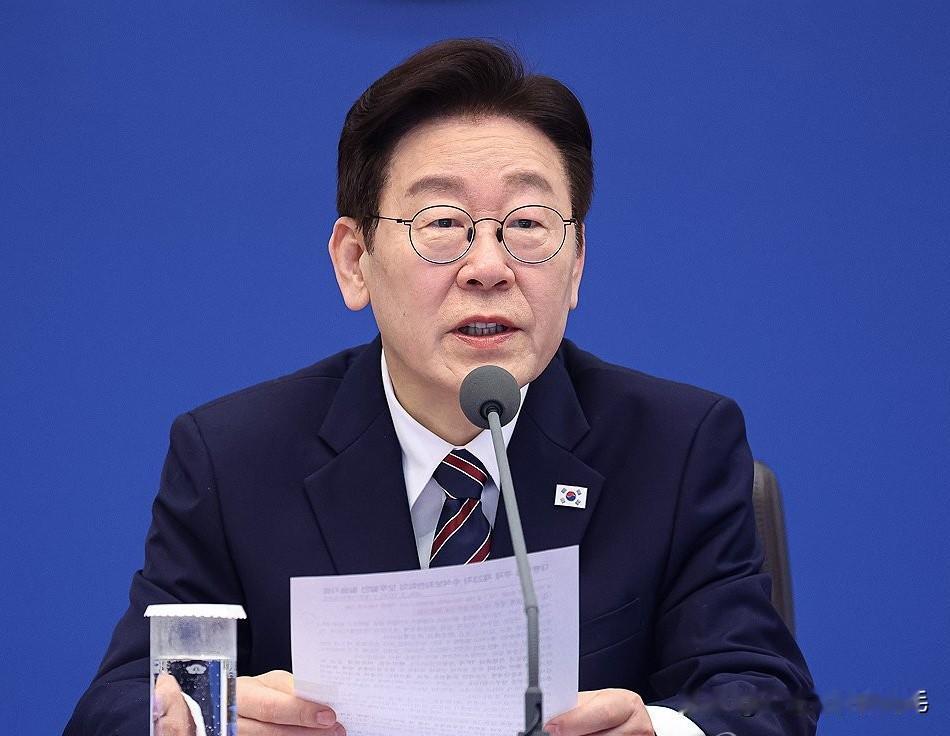 2月18日韩国总统李在明通过社交平台发文，就多套房相关争议正面反驳国民力量党党首