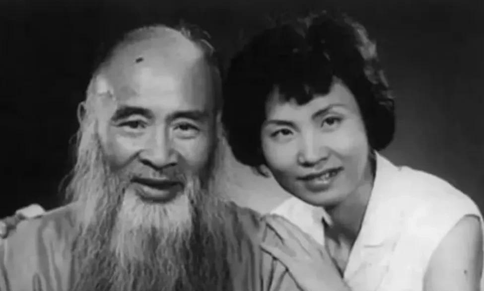 1922年，富商李茂昌用50块大洋买了张大千的一幅画，回到家他的女儿竟然发现是假