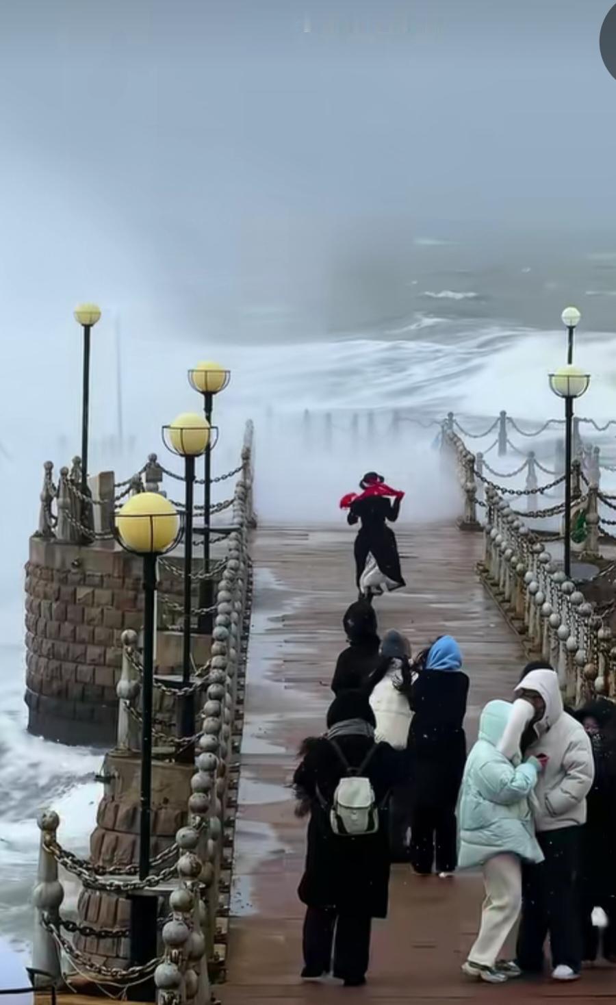 威海下雪我赋诗一首大海上下了雪这是我渴望看到的风景比起面朝大海春暖花开苍