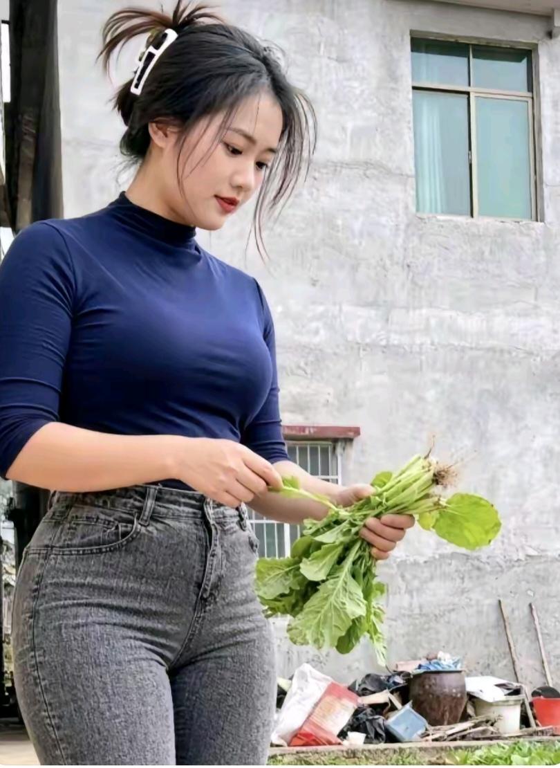 〔欣赏图片〕图中美女真漂亮；正在屋外摘青菜；细心挑摘菜叶子；准备做菜备料