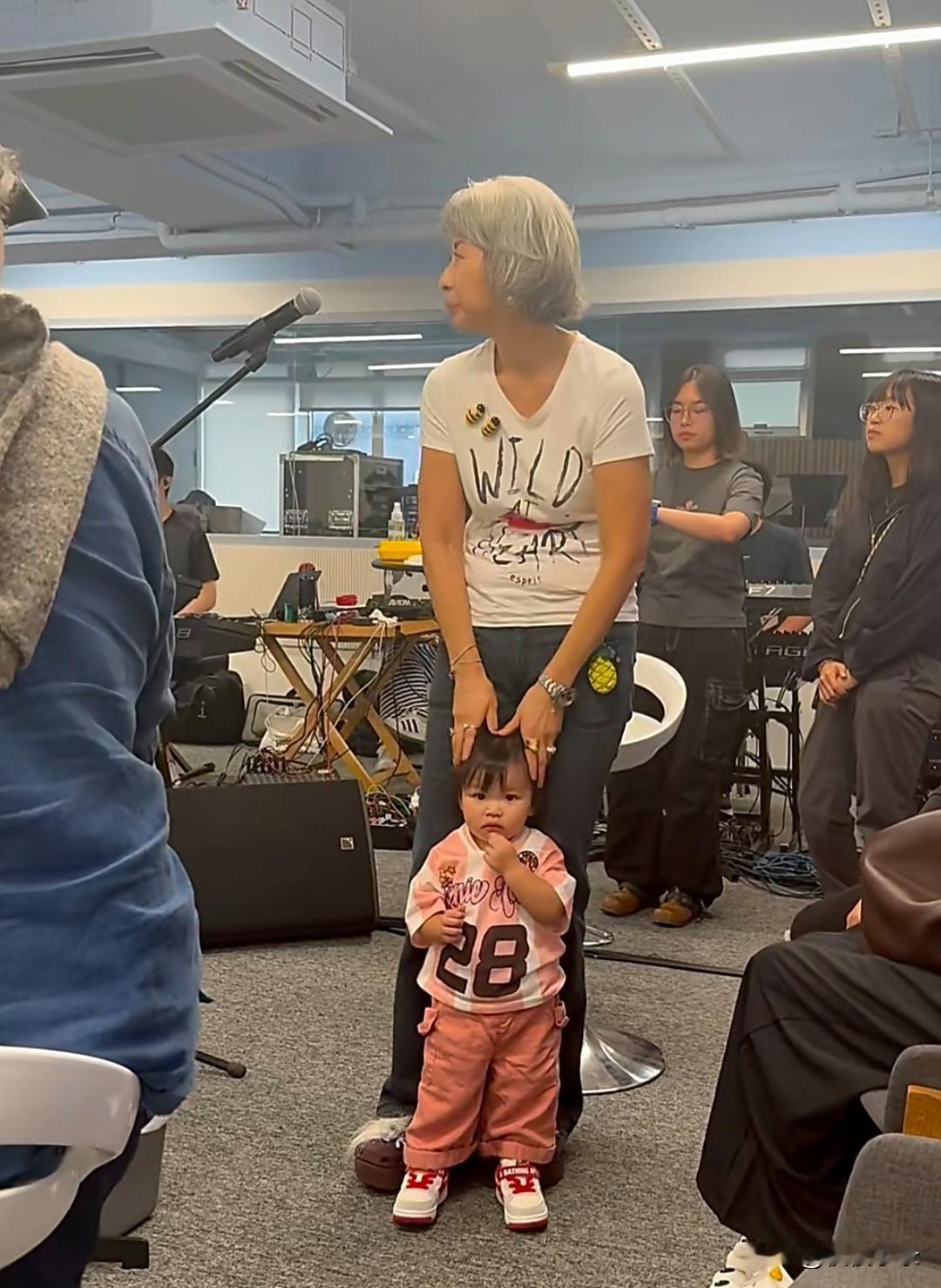 64岁叶倩文在录音室带孙女，祖孙俩看起来很有爱！她已经有了满头白发，看起来还是很