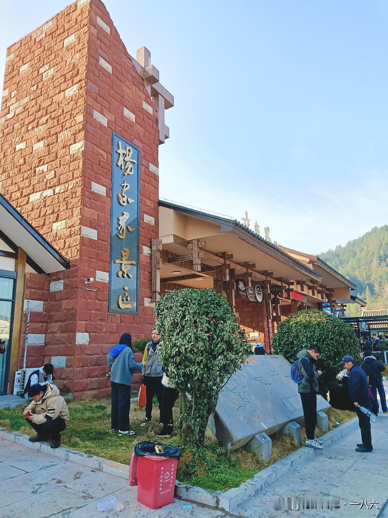 别来张家界我怕你来了，真的再也看不上别的山。很多人被网上的网红照带偏