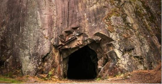 1984年，辽宁一位男子想练武功，在听说村子附近的山洞里有“秘籍”后，便背上工具