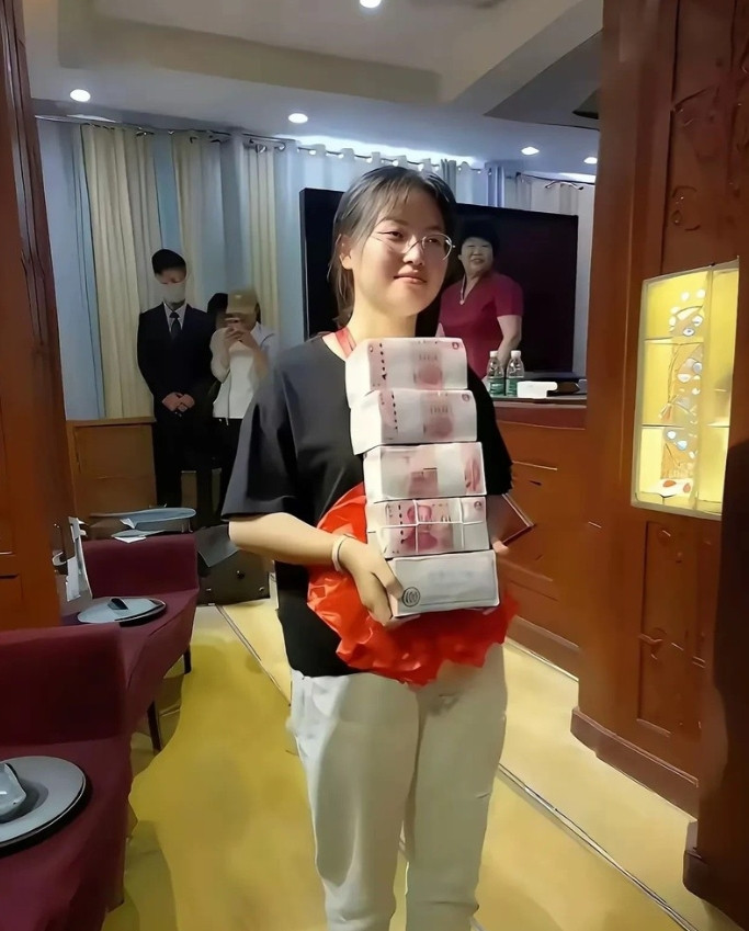 突然发现，高考专业户才是人间清醒！这位女生，因为考上了清华大学，获得的奖金高达5