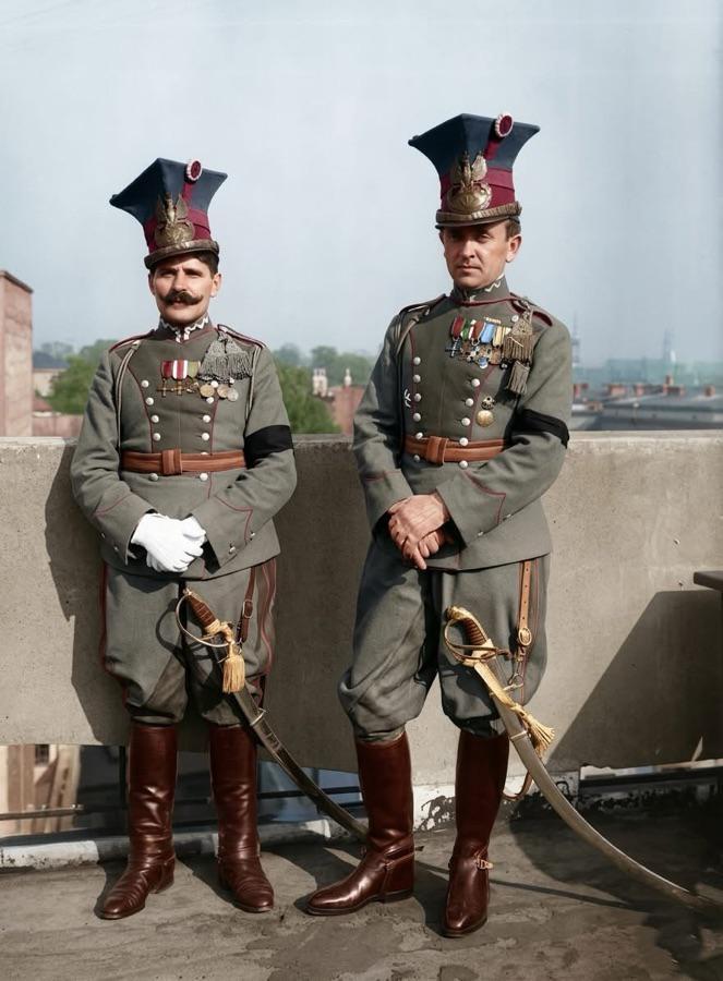 这是哪国军官？确定是来打仗不是斗鸡的？帽子看着都累，难道应了我们老家一句俗话：帽