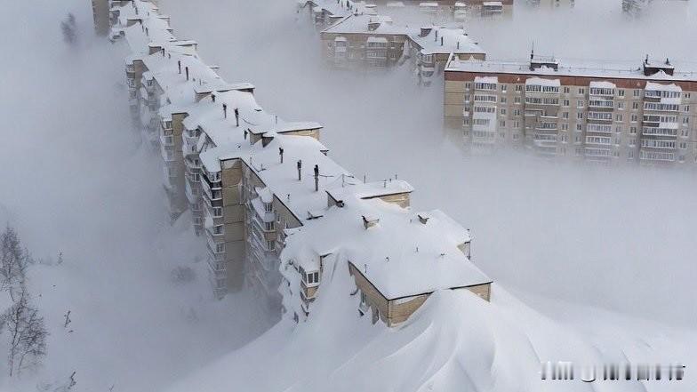 无人机拍摄的堪察加半岛暴雪的“杰作”——很难想象当天当地人什么心情。