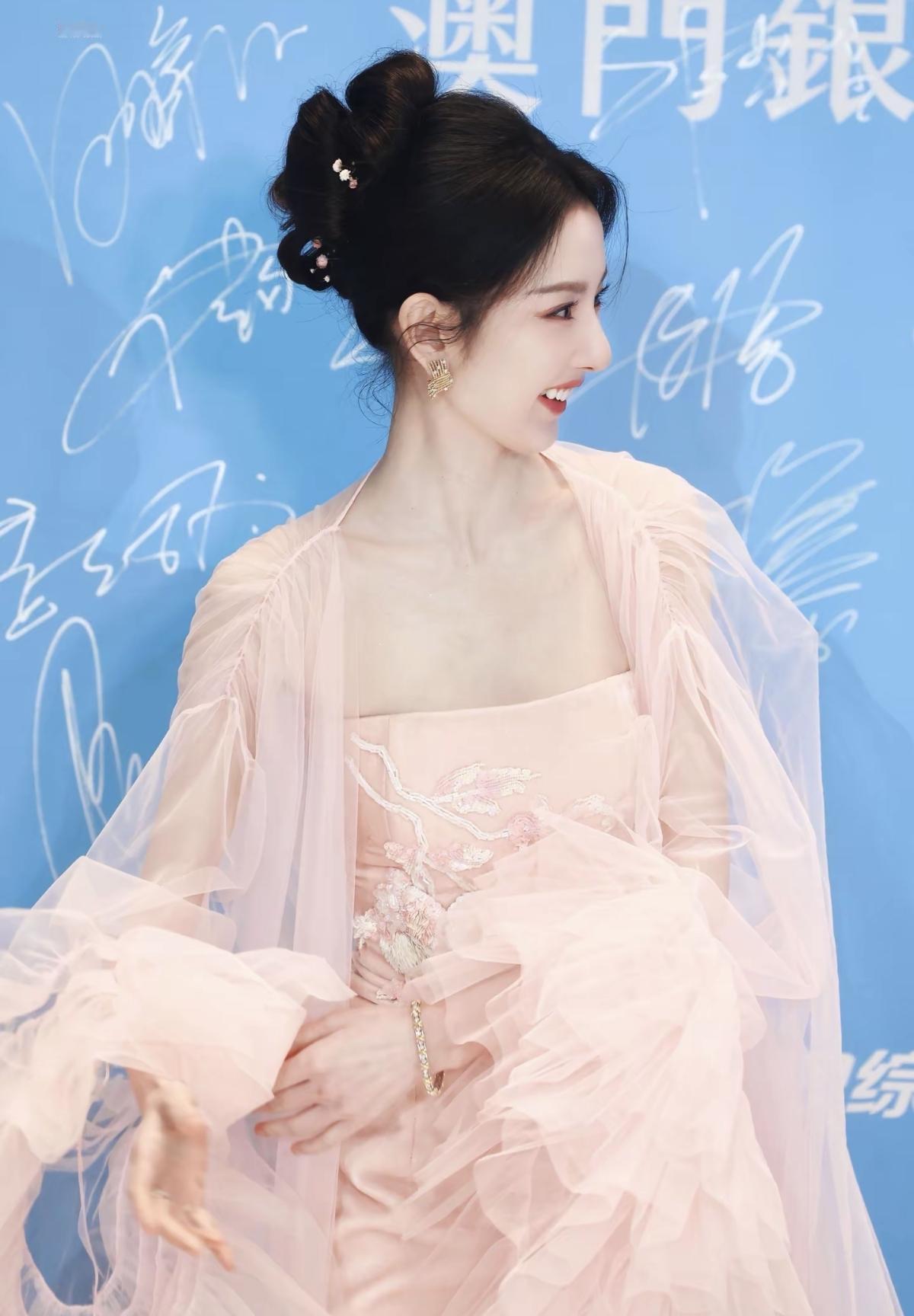 是元气满满的宋祖儿呀！灵动眼眸搭配清甜笑容，自带鲜活的少女气息，每一帧都透着藏不