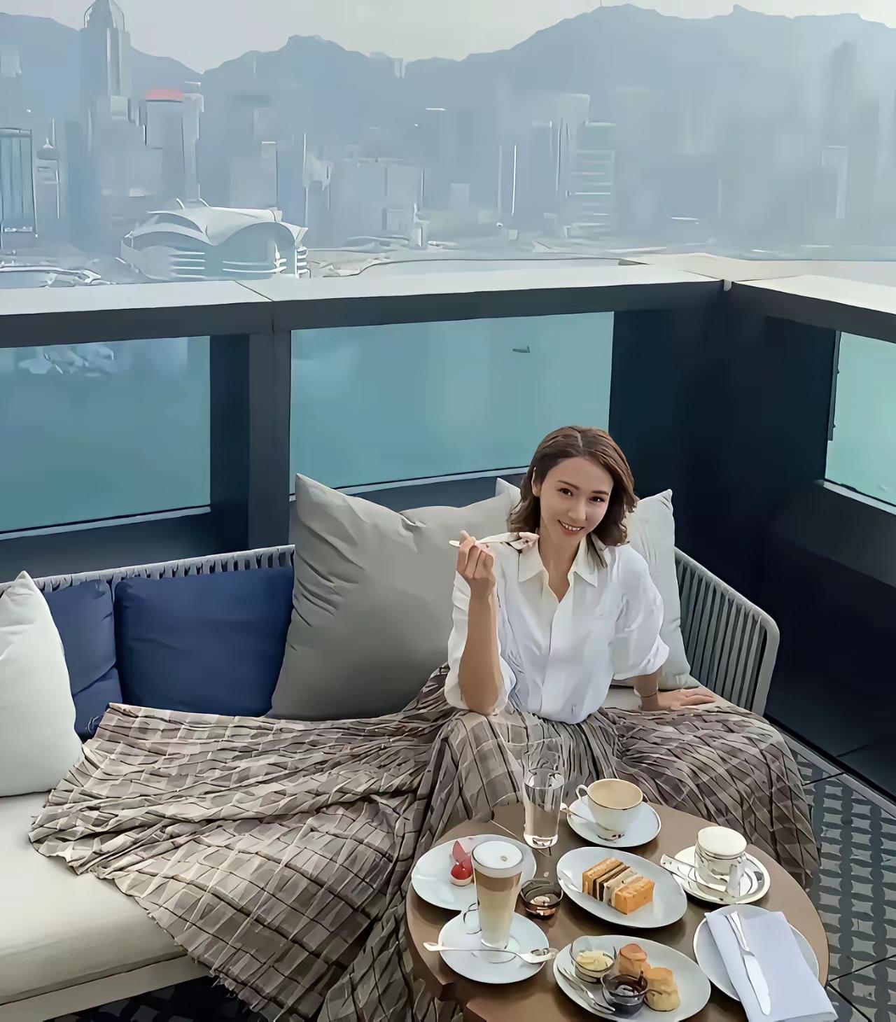 黎姿的幸福，哪是外人能猜透的？半山豪宅露台上的下午茶，镜头里她笑眼弯弯，5