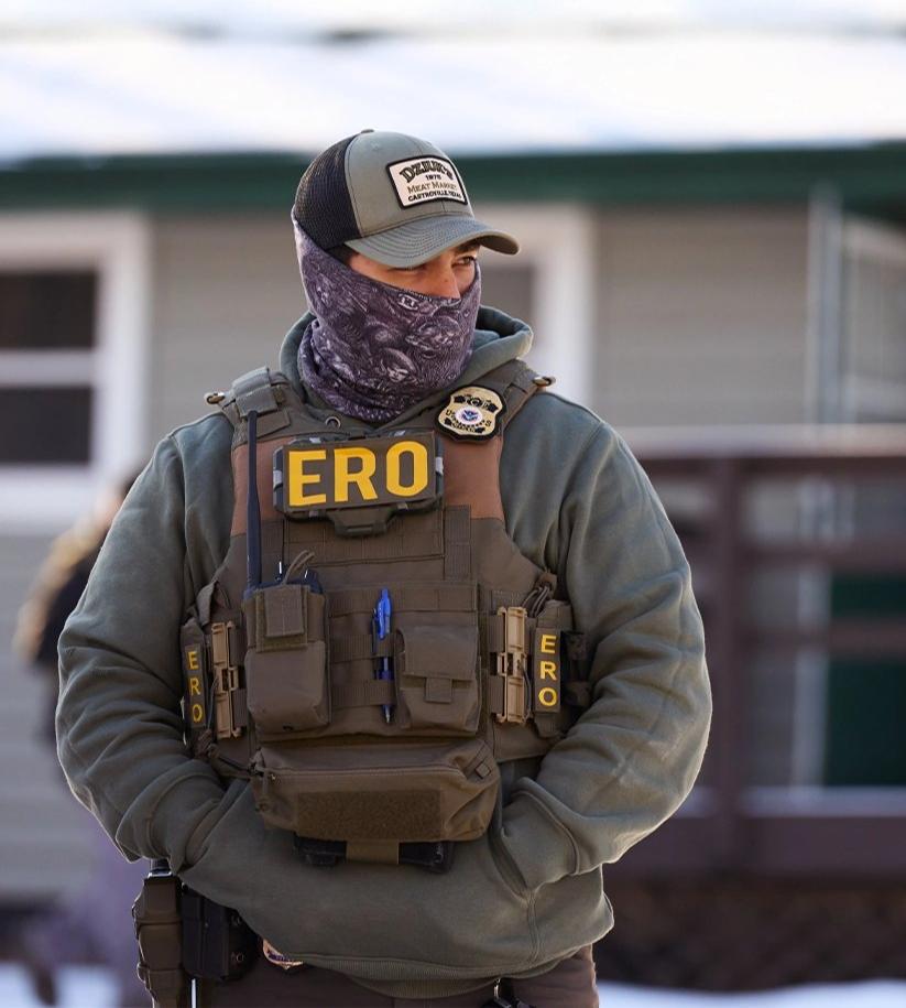 突发新闻——美国明尼阿波利斯移民官员率先配备执法记录仪，全国推广将跟进！2