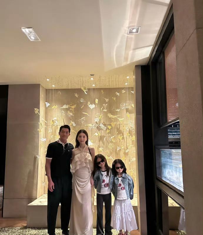 郭富城妻子方媛发布庆生照并配文：新的一岁，感谢所有爱与陪伴，被爱包围的一天。照