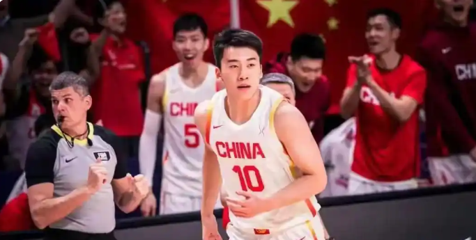 王俊杰没有回美国进行美国大学的报到啊，相反而是跟随中国男篮国家队返回祖国，落地海