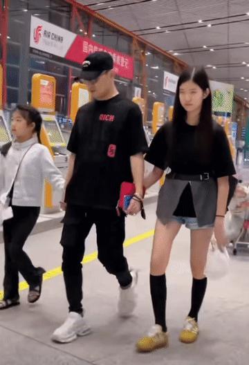 佩服汪峰搞定女生的能力，难怪章子怡答应把女儿给他，调皮鬼醒醒在汪峰面前服服帖帖又