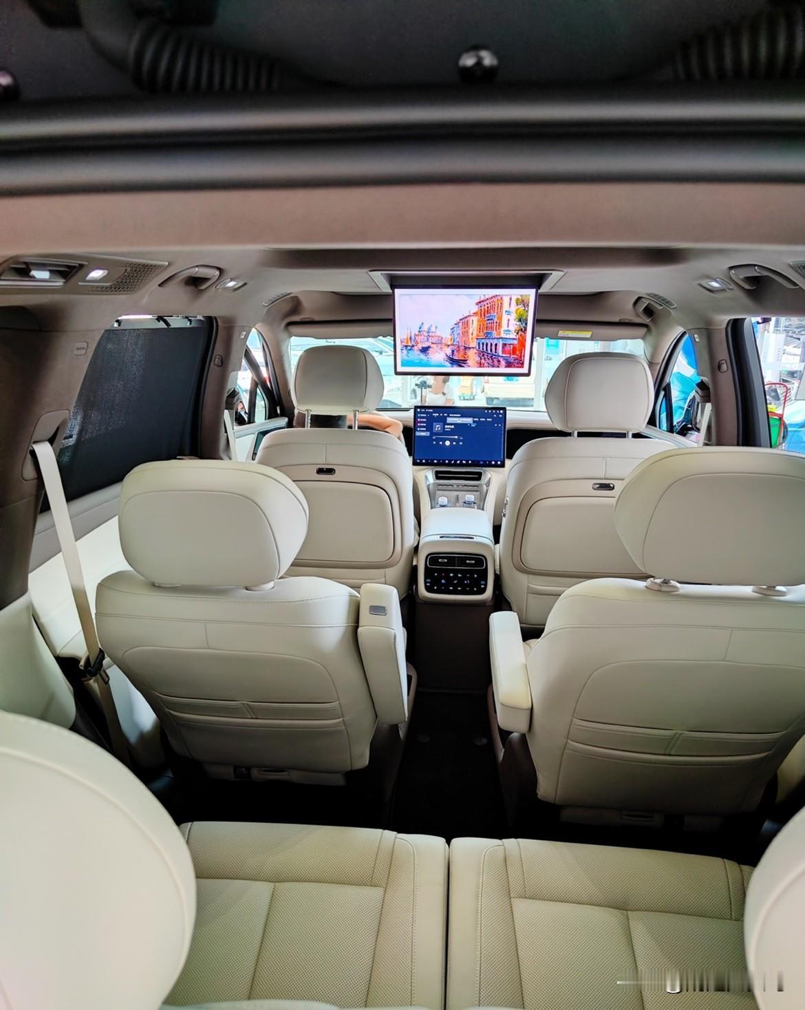 国庆陪家人逛街，顺道去腾势店里摸了摸刚上市的N8L。说实话，有被触动到。作为