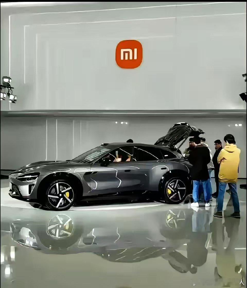 我靠，这图到底是真还是假呀？小米YU7的银灰色咋能这么帅呢？​​​