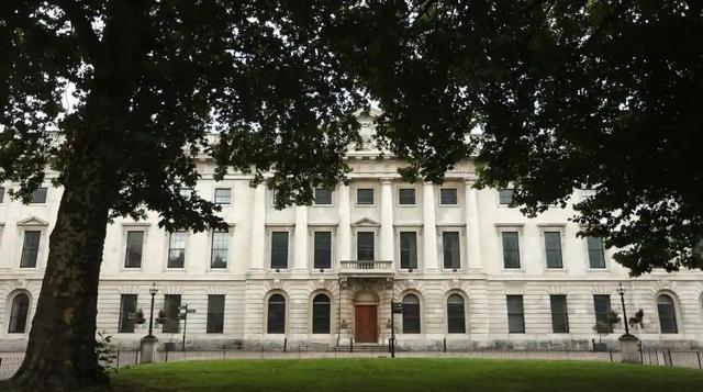 中国外交部发言人林剑表明，如果英国政府不批准中国在英国新建大使馆，中国将坚决维护