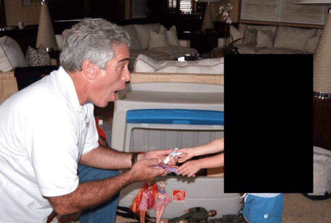 我现在见不得他和小孩子的合影