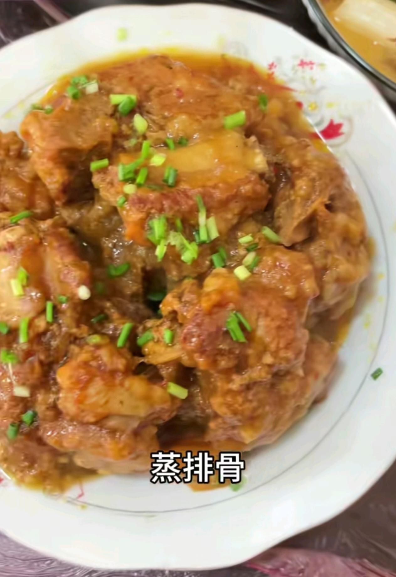 到乡下大伯家，堂嫂忙活出一桌丰盛农家宴，色香味俱全。粉蒸肉、蒸排骨、泡藕带炒