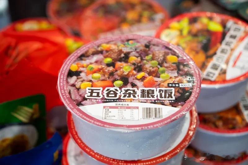 预制菜火了，传统饭店却遭了殃。以前去饭店吃饭，那热热闹闹的后厨，厨师颠勺的场景特