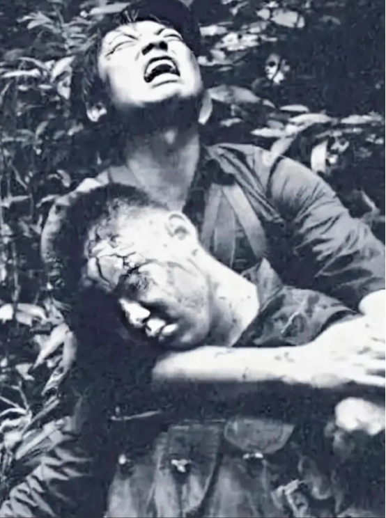 照片拍摄于1987年，老山战役的战场上，中国人民解放军云南军区连长陈为民，在战斗