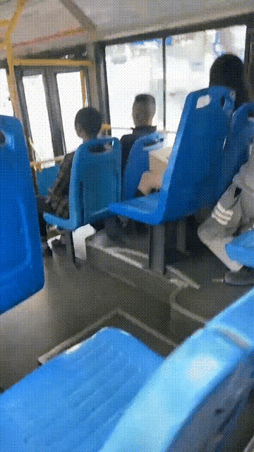 这个人有病，不是身体有病就是精神上出毛病了，至于他到底是哪方面的问题，下车的时候