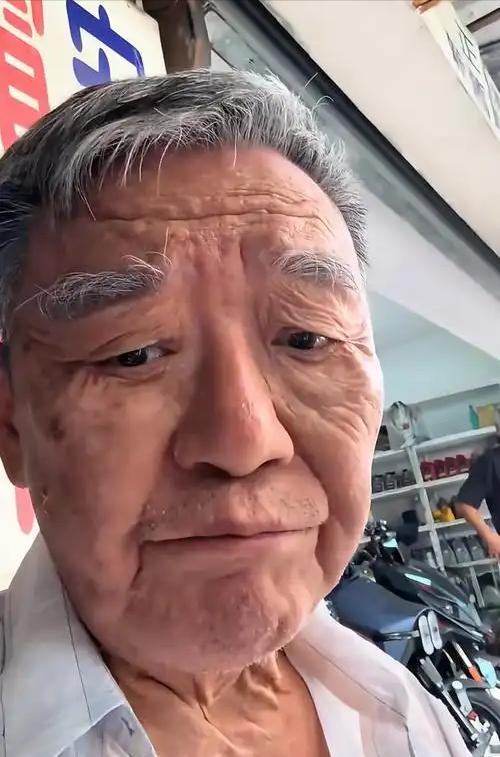 73岁老戏骨直播给儿子转账，突然当场哭出来。40岁的儿子，欠债几千万。儿子搞艺术