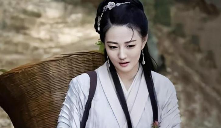 朱元璋的养子抓到了一位美艳绝伦的才女，他不敢留下享用，便带回去送给了朱元璋。结果