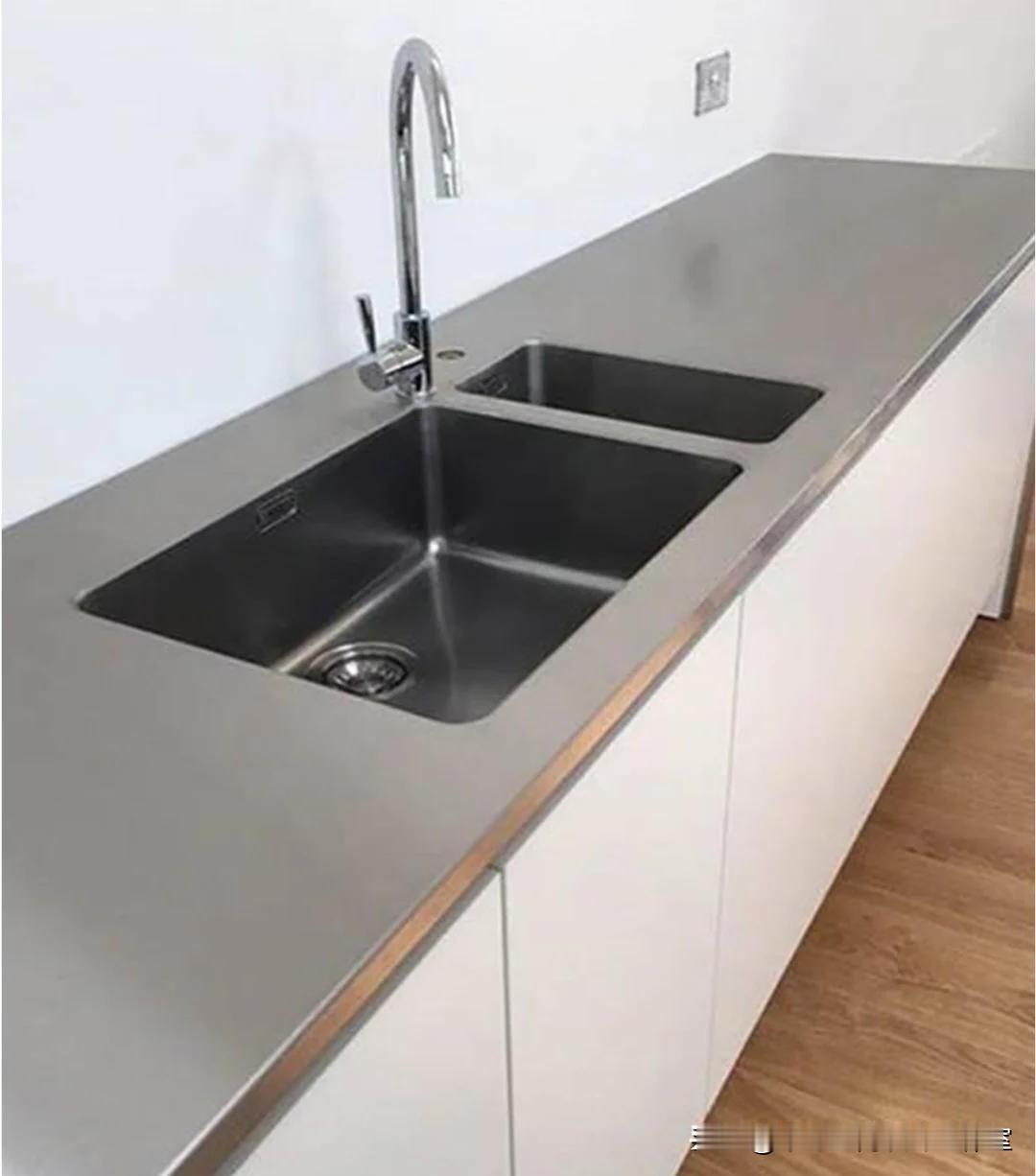 厨房台面从最早的不锈钢台面，到后来的人造石、石英石、岩板等台面，再到近几年市面又