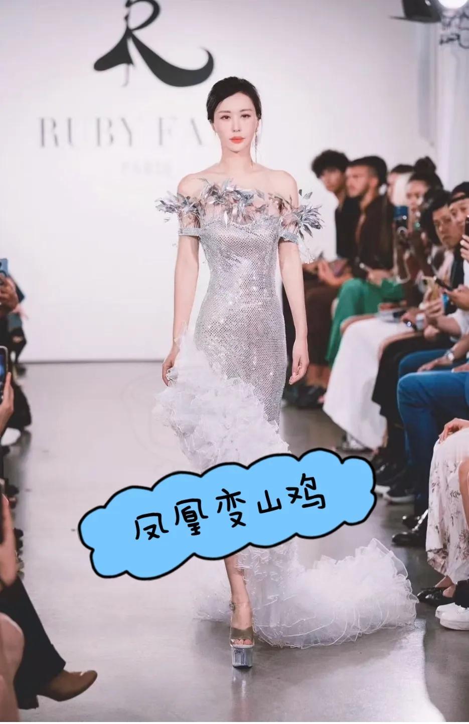 看到小田小号发的那句“我错了”，配着豪宅黑灯瞎火的照片，只觉得