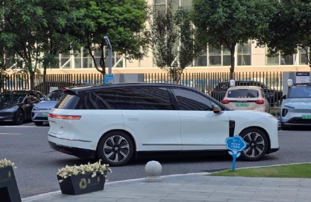 全新第三代蔚来ES8的白色款实车图曝光第一眼看过去感觉有点像领克900[doge][