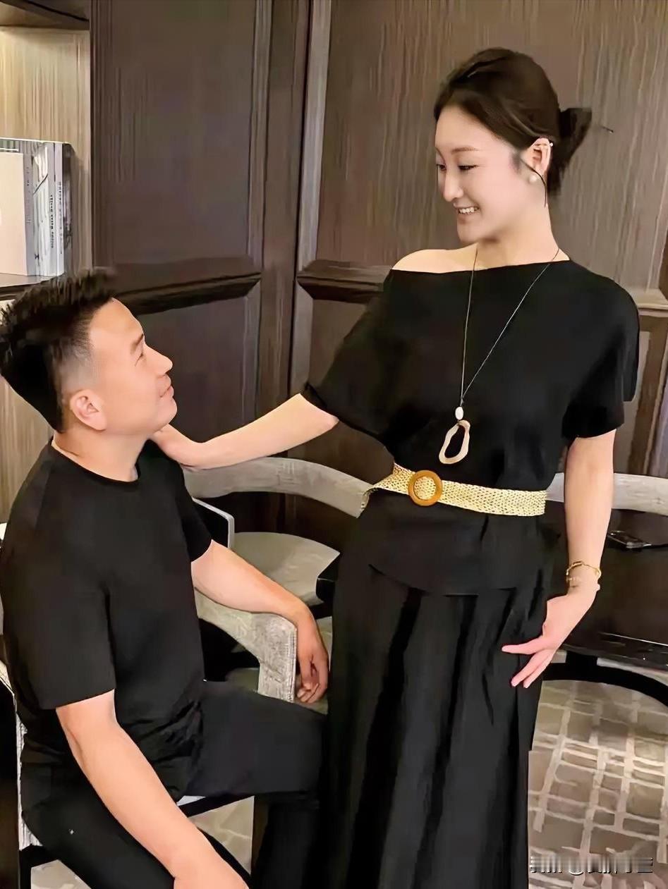 陈亚男再婚三个月就当老板娘，这速度真让人惊叹！28岁的她，第一段婚姻嫁入大衣