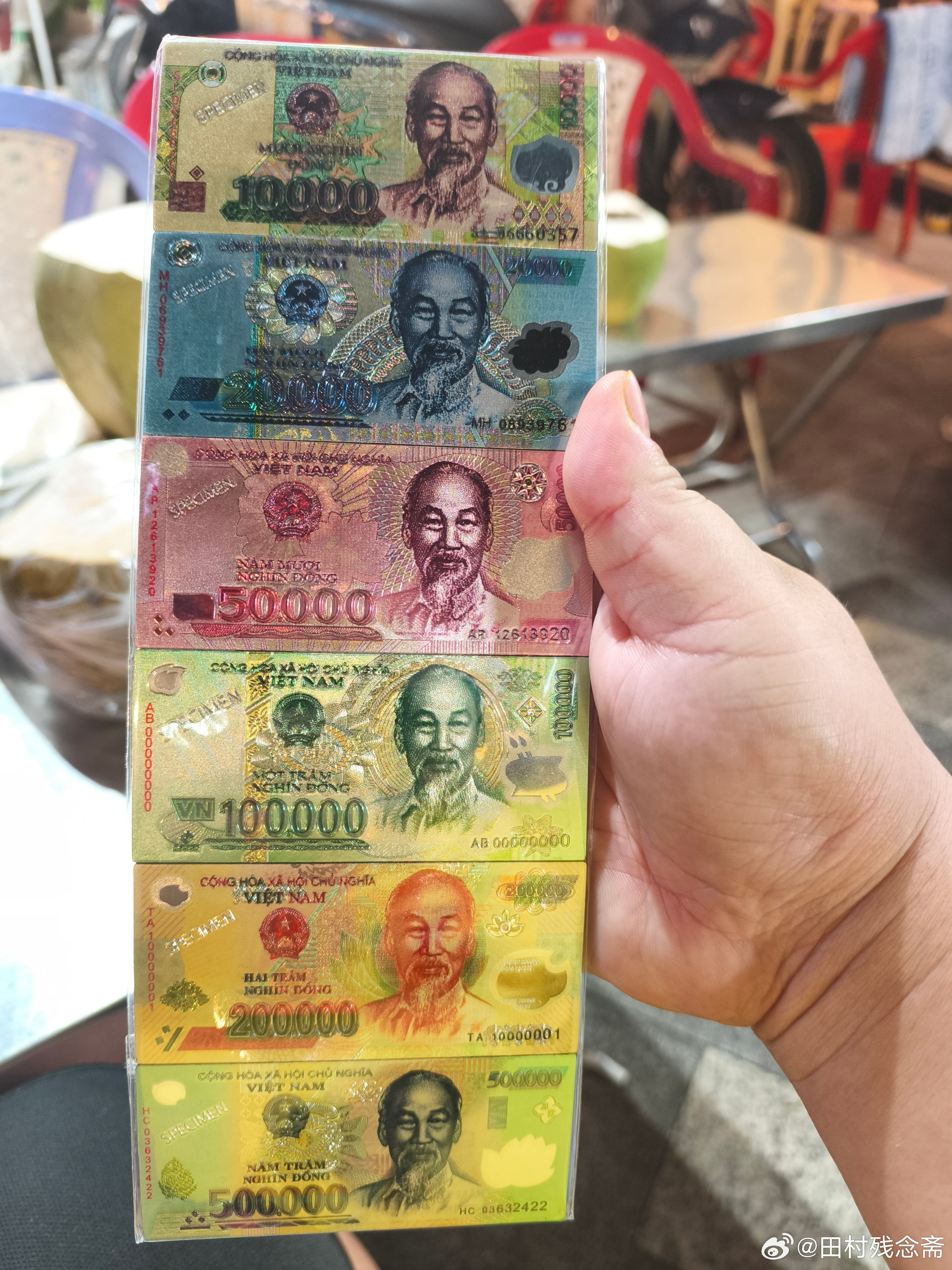 来越南实在没啥好带的小礼物，所以就给大家简单抽个冰箱贴吧。这个冰箱贴是我在越南最