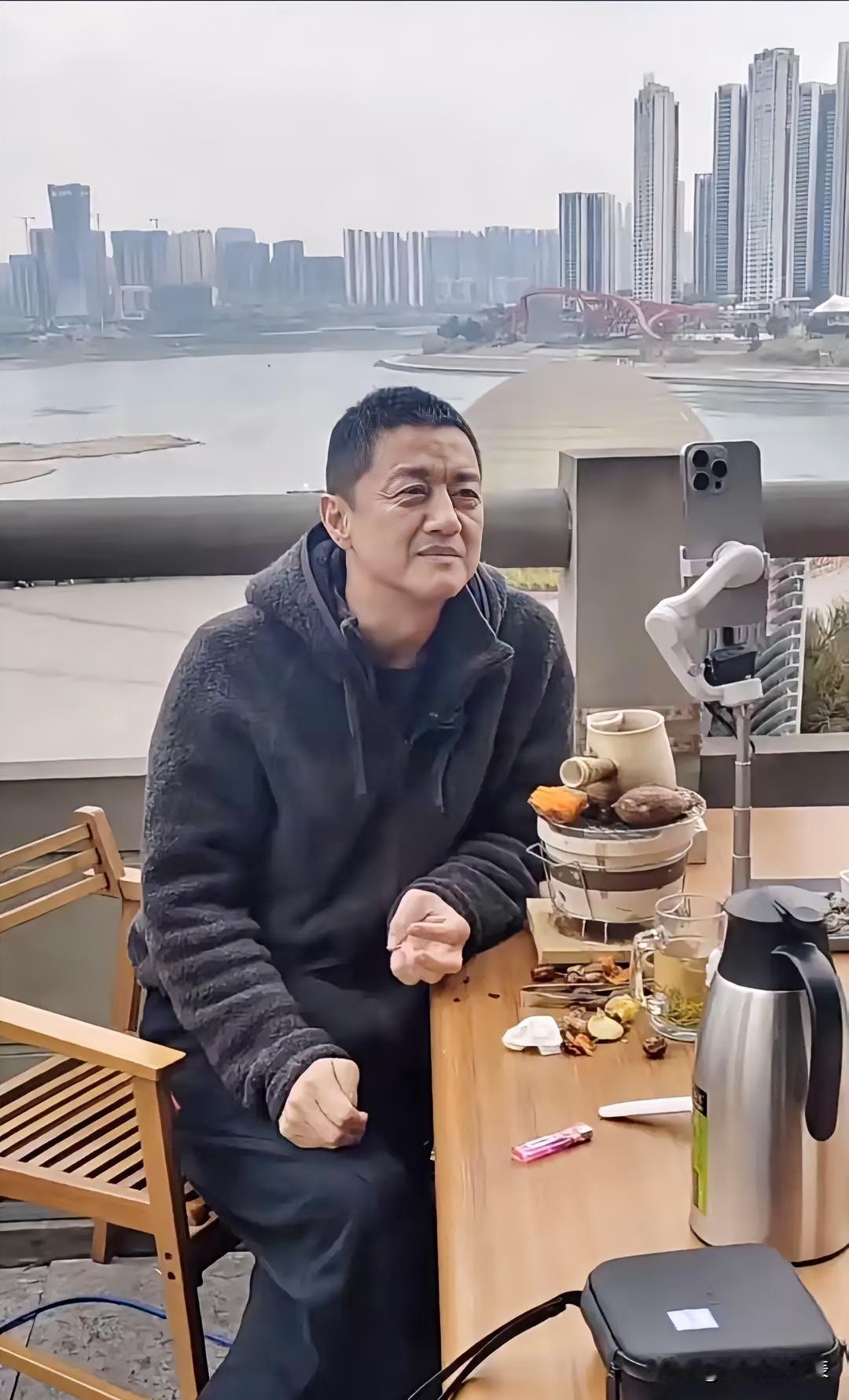 李亚鹏真的还清所有债了吗？这事可没他说的那么简单！最近他直播时说债务清了，还