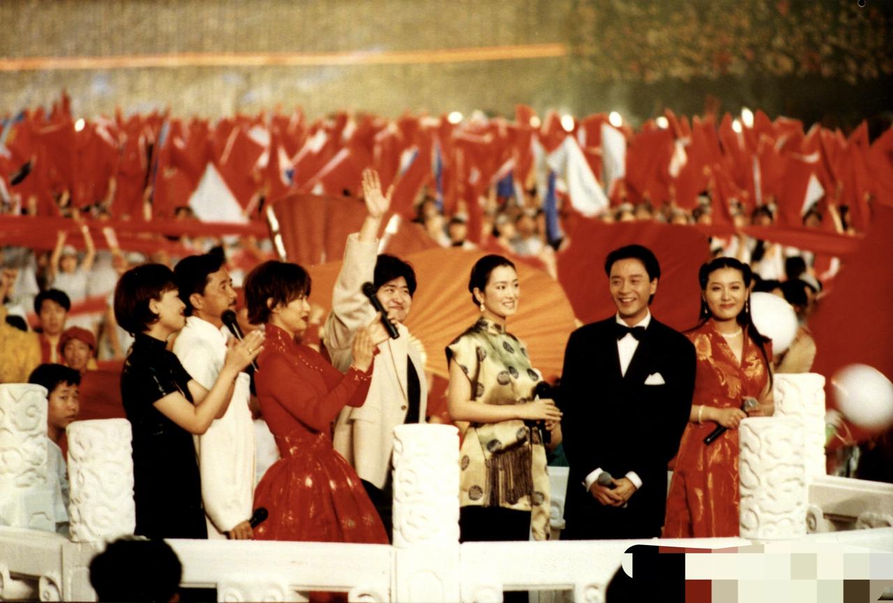 这张照片拍摄于1997年香港回归时右一梳着公主发型，穿着红色礼服的是大学没毕