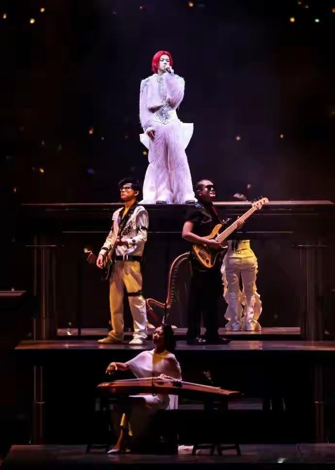 华晨宇这波操作简直太猛了！宣布告别租地开演唱会，直接在四季如春的地方拿下三块永久