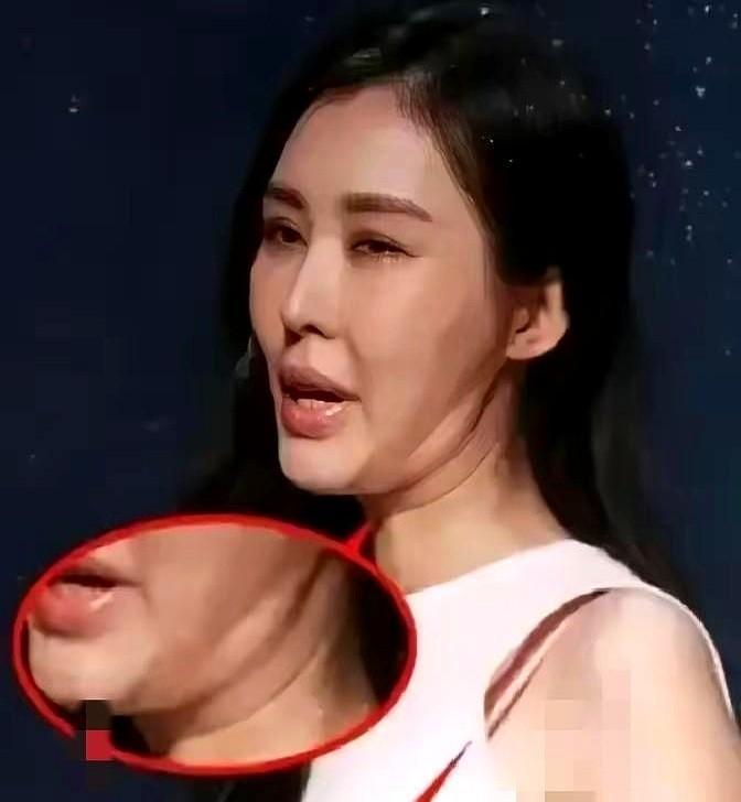 王石被当众“打脸”，这记来自枕边人的背刺彻底炸了！昔日地产教父的尊严，成了商圈