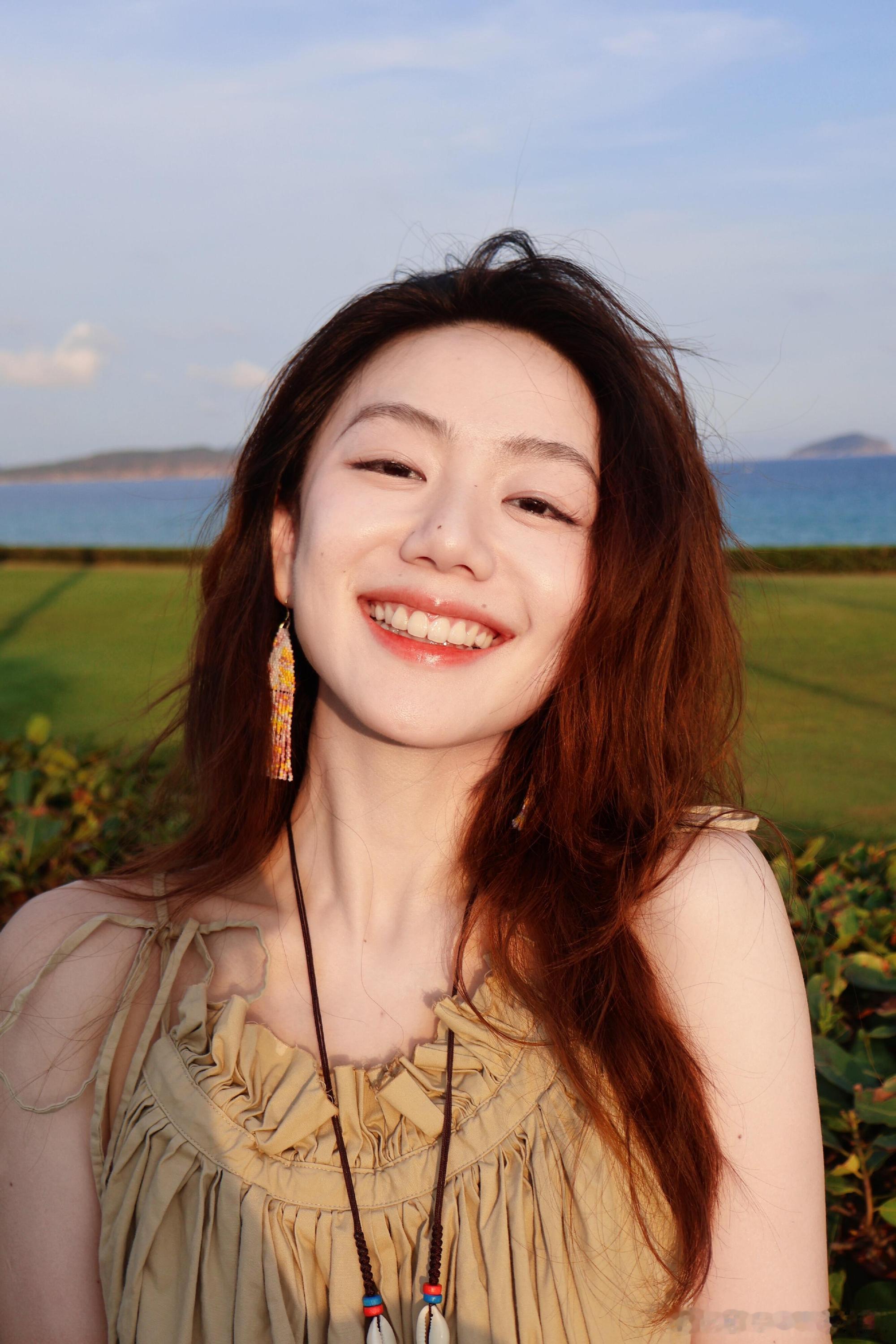 我开始怀疑冯禧从芒果台到深圳卫视不是因为自身的职业发展，而是为了跟老公许嵩结束异