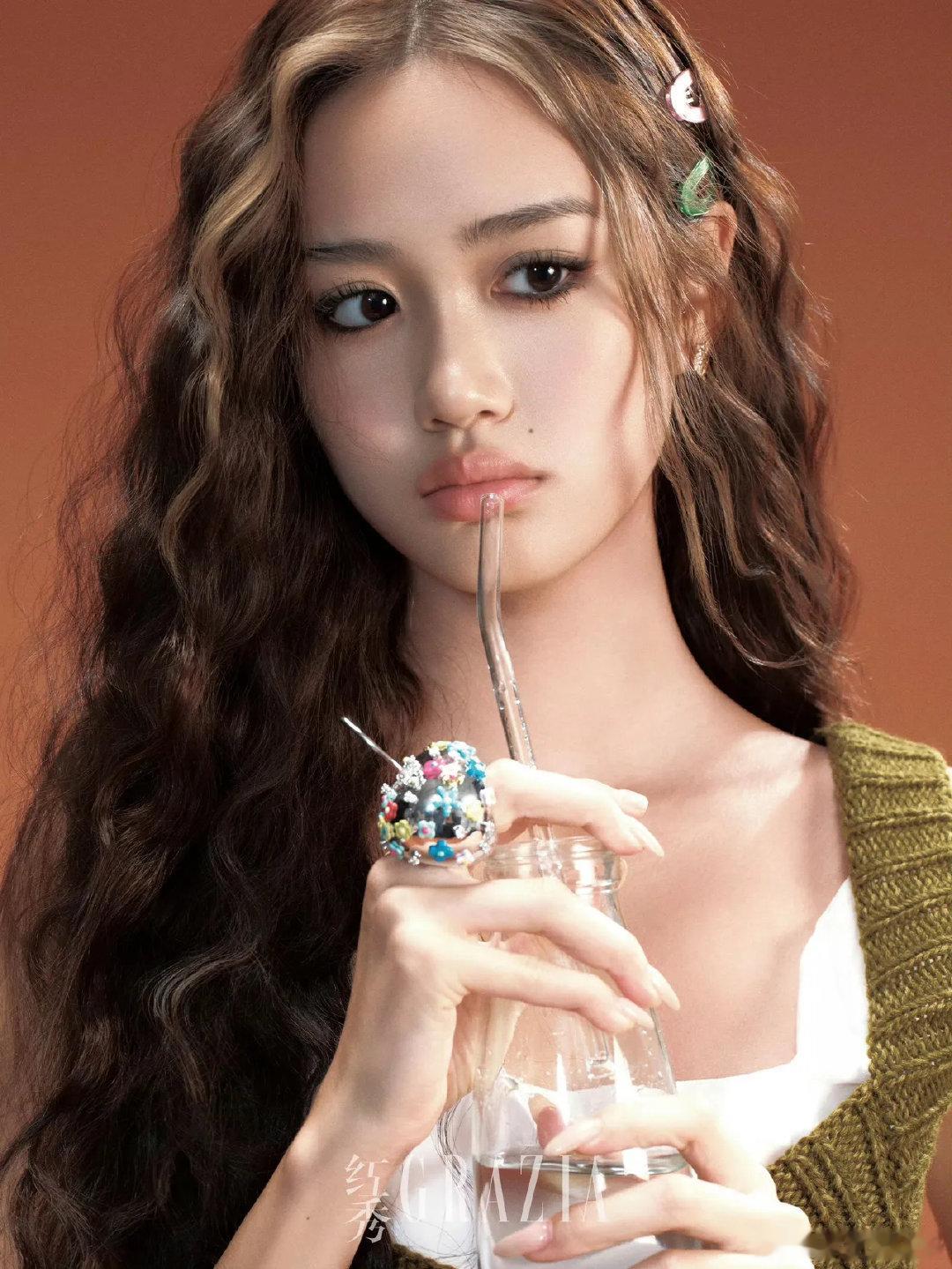钟丽缇女儿登上时尚杂志封面，姐妹俩好漂亮！不得不说，Jaden和Cayla都比她妈妈高了，她俩年龄都